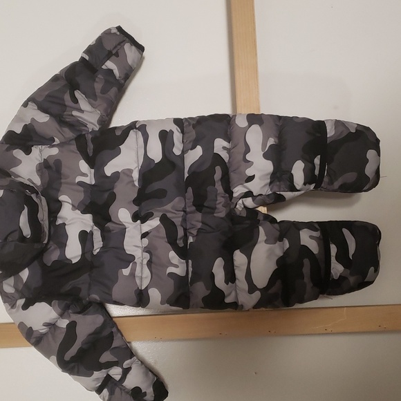 Michael Kors Snowsuit Camo Gray Black size 6 to 12 months euc - Picture 4 of 5